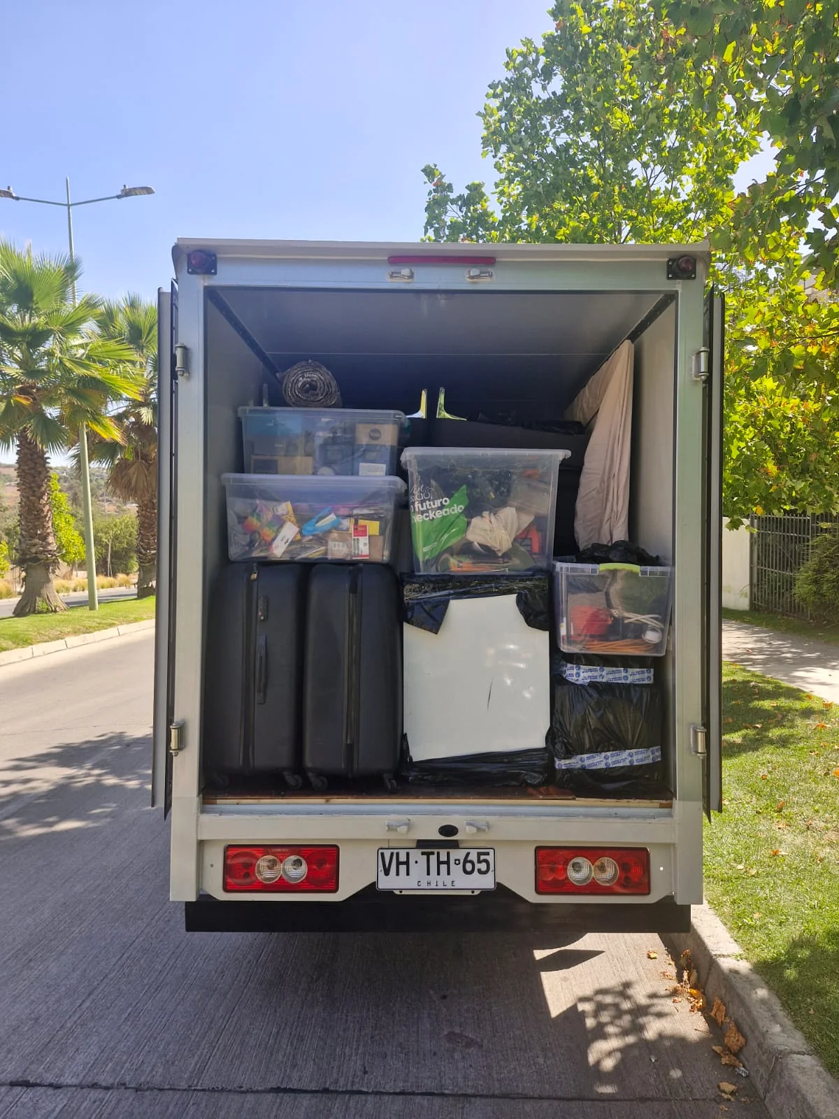 Carga de mudanza con cajas y equipaje