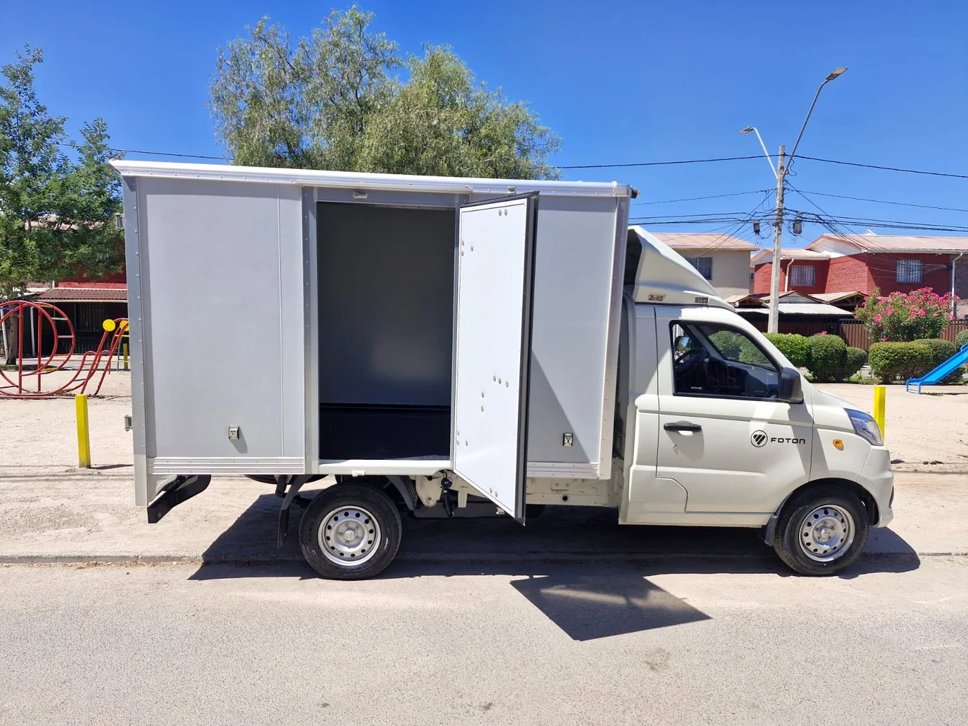 Camión ECOROF con puerta lateral abierta